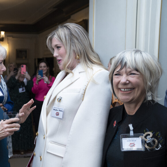 Camilla Parker Bowles, duchesse de Cornouailles, avec l'actrice Emerald Fennell, lors d'un réception pour marquer la Journée internationale de la femme à Clarence House à Londres, le 8 mars 2022.