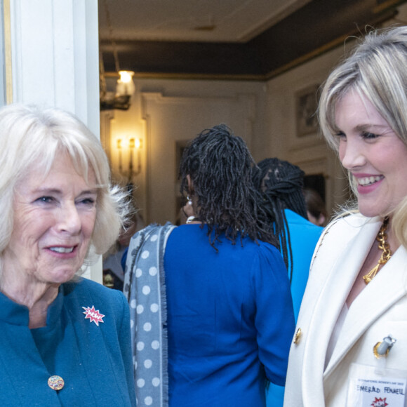 Camilla Parker Bowles, duchesse de Cornouailles, avec l'actrice Emerald Fennell, lors d'un réception pour marquer la Journée internationale de la femme à Clarence House à Londres, le 8 mars 2022.