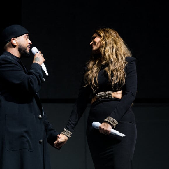 Exclusif - Vitaa et Slimane sur la scène de l'AccorHotels Arena à Paris pour leur tournée " Versus Tour" le 22 octobre 2021. © Tiziano Da Silva / Bestimage 