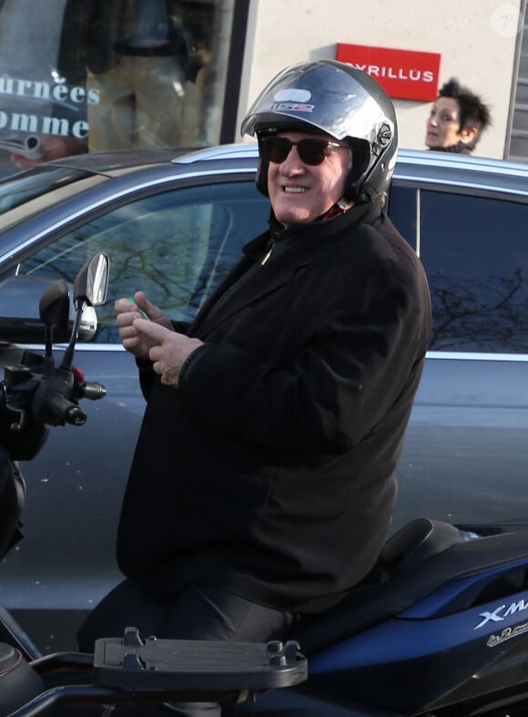 Exclusif - Gérard Depardieu quitte la station de radio RTL en scooter à Paris, le 7 mars 2019. 
