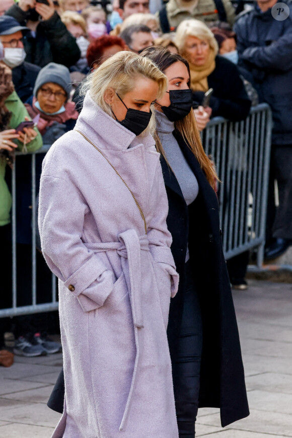 Elodie Gossuin et Delphine Wespiser - Obsèques de Jean-Pierre Pernaut en la Basilique Sainte-Clotilde à Paris le 9 mars 2022. © Cyril Moreau / Bestimage