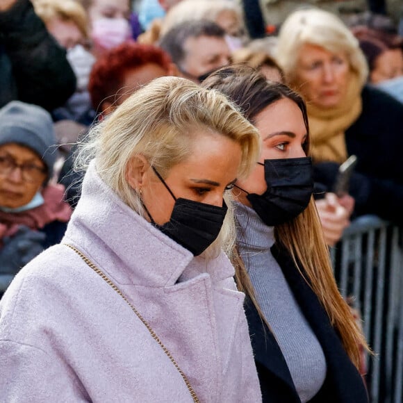 Elodie Gossuin et Delphine Wespiser - Obsèques de Jean-Pierre Pernaut en la Basilique Sainte-Clotilde à Paris le 9 mars 2022. © Cyril Moreau / Bestimage