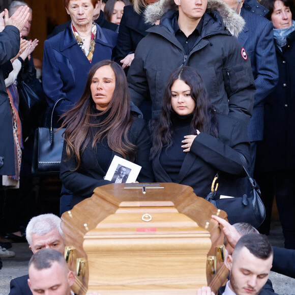 Nathalie Marquay et ses enfants Lou et Tom - La famille de Jean-Pierre Pernaut à la sortie des obsèques en la Basilique Sainte-Clotilde à Paris le 9 mars 2022. © Cyril Moreau/Bestimage
