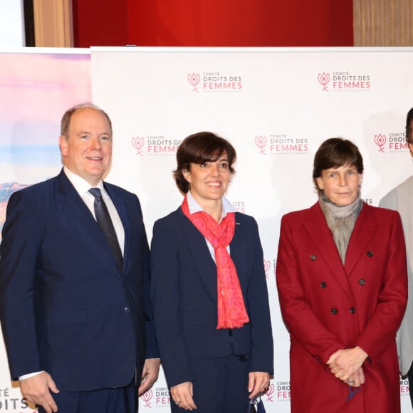 Le prince Albert II de Monaco, guest, la princesse Stéphanie de Monaco et Anthony Alberti lors de la Journée internationale des droits des femmes à Monaco avec comme point d'orgue, le dévoilement d'une fresque collective à l'initiative de l'artiste monégasque Anthony Alberti, au musée Océanographique de Monaco, le 8 mars 2022. © Claudia Albuquerque/Bestimage 