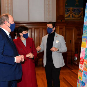 Le prince Albert II de Monaco, la princesse Stéphanie de Monaco et Anthony Alberti lors de la Journée internationale des droits des femmes à Monaco avec comme point d'orgue, le dévoilement d'une fresque collective à l'initiative de l'artiste monégasque Anthony Alberti, au musée Océanographique de Monaco, le 8 mars 2022. © Bruno Bebert/Bestimage