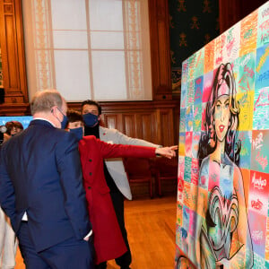 Le prince Albert II de Monaco, la princesse Stéphanie de Monaco et Anthony Alberti lors de la Journée internationale des droits des femmes à Monaco avec comme point d'orgue, le dévoilement d'une fresque collective à l'initiative de l'artiste monégasque Anthony Alberti, au musée Océanographique de Monaco, le 8 mars 2022. © Bruno Bebert/Bestimage