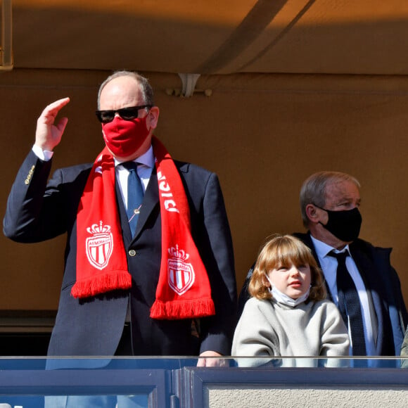 Le prince Albert II de Monaco et ses enfants, la princesse Gabriella et le prince héréditaire Jacques durant la rencontre de football de Ligue 1 Uber Eats, Monaco (1) - Reims (2) au Stade Louis II de Monaco, le 27 février 2022. © Bruno Bebert/Bestimage