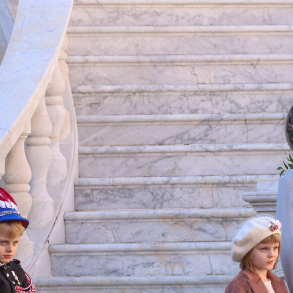 La princesse Caroline de Hanovre, le prince héréditaire Jacques de Monaco, le prince Albert II de Monaco, la princesse Gabriella de Monaco et la princesse Stéphanie de Monaco - La famille princière de Monaco lors de le prise d'Armes, remise d'insignes et défilé militaire sur la place du Palais lors de la fête nationale de Monaco, le 19 novembre 2021. © Jean-Charles Vinaj/Pool Monaco/Bestimage
