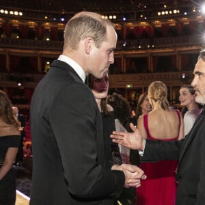 Le prince William, duc de Cambridge et Joaquin Phoenix lors de la 73e cérémonie des British Academy Film Awards (BAFTA) au Royal Albert Hall à Londres, le 2 février 2020.