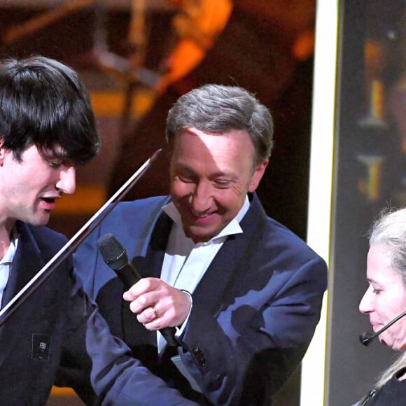 Théotime Langlois de Swarte, violon baroque, et Stephane Bern durant La 29ème édition des Victoires de la Musique Classique, depuis le Grand Théâtre de Provence, à Aix en Provence, le 9 février 2022. © Bruno Bebert/Bestimage