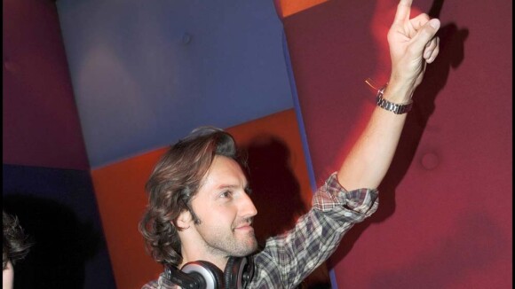 Frédéric Diefenthal devient DJ, maintenant... Mais quel talent !