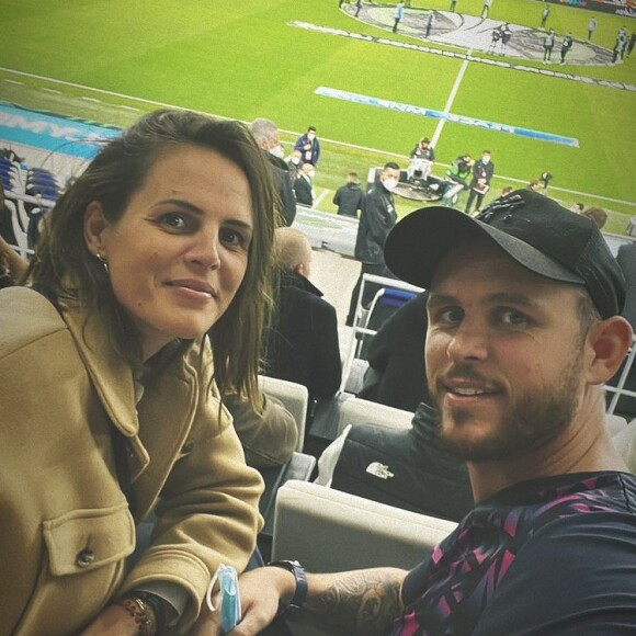 Laure Manaudou pose avec son frère Nicolas, à Marseille. Instagram, mars 2022.