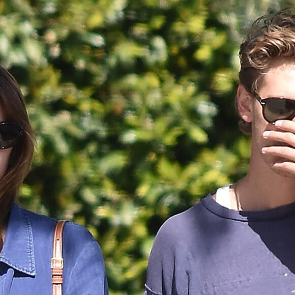 Kaia Gerber et son compagnon Austin Butler font une balade à Los Angeles avec leur chien le 10 mars 2022. 