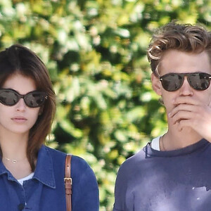 Kaia Gerber et son compagnon Austin Butler font une balade à Los Angeles avec leur chien le 10 mars 2022. 