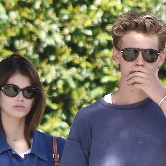 Kaia Gerber et son compagnon Austin Butler font une balade à Los Angeles avec leur chien le 10 mars 2022. 