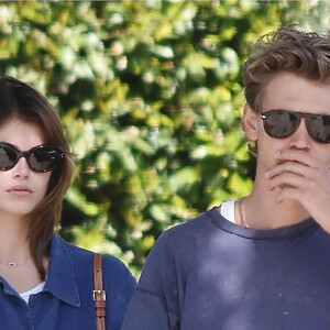 Kaia Gerber et son compagnon Austin Butler font une balade à Los Angeles avec leur chien le 10 mars 2022. 