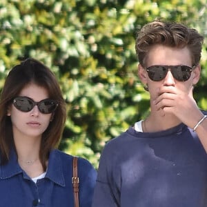 Kaia Gerber et son compagnon Austin Butler font une balade à Los Angeles avec leur chien le 10 mars 2022. 