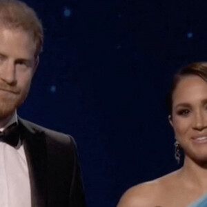 Le prince Harry, duc de Sussex, et Meghan Markle, duchesse de Sussex, rendent hommage au peuple ukrainien lors de la cérémonie des NAACP Image Awards à Los Angeles au cours de laquelle ils ont accepté le "Prix du président" pour leur travail d'aide à un refuge pour femmes du Texas. Le 27 février 2022.