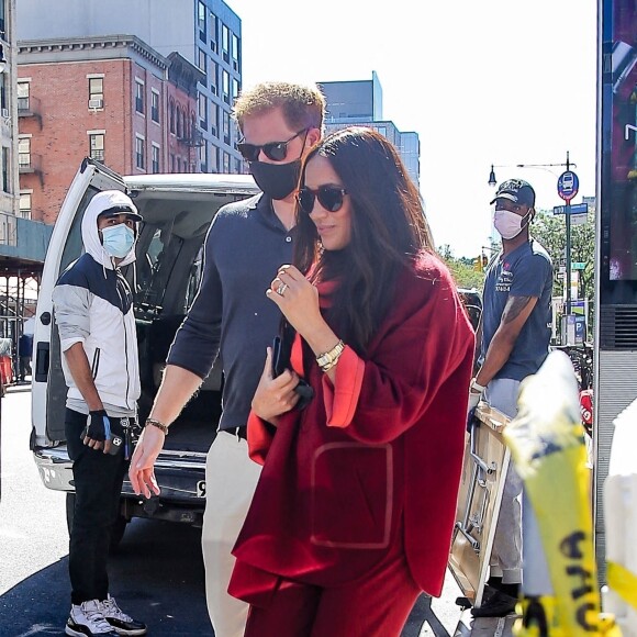 Le prince Harry, duc de Sussex et Meghan Markle sortent du restaurant Melba's à New York, le 24 septembre 2021.