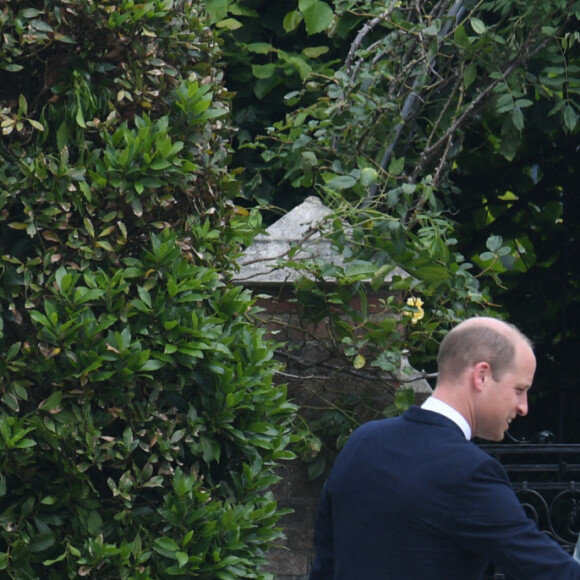 Le prince William, duc de Cambridge, et son frère Le prince Harry, duc de Sussex, se retrouvent à l'inauguration de la statue de leur mère, la princesse Diana dans les jardins de Kensington Palace à Londres, le 1er juillet 2021. Ce jour-là, la princesse Diana aurait fêté son 60 ème anniversaire.