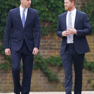 Le prince William, duc de Cambridge, et son frère Le prince Harry, duc de Sussex, se retrouvent à l'inauguration de la statue de leur mère, la princesse Diana dans les jardins de Kensington Palace à Londres, le 1er juillet 2021. Ce jour-là, la princesse Diana aurait fêté son 60 ème anniversaire.