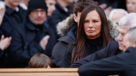 Nathalie Marquay réapparaît sur scène, en larmes, trois jours après les obsèques de Jean-Pierre Pernaut
