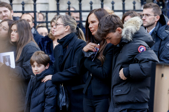 Nathalie Marquay et son fils Tom - La famille de Jean-Pierre Pernaut à la sortie des obsèques en la Basilique Sainte-Clotilde à Paris le 9 mars 2022. © Cyril Moreau/Bestimage