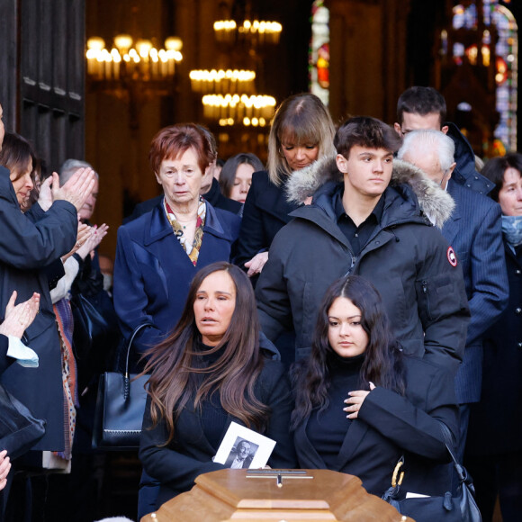 Nathalie Marquay et ses enfants Lou et Tom - La famille de Jean-Pierre Pernaut à la sortie des obsèques en la Basilique Sainte-Clotilde à Paris le 9 mars 2022. © Cyril Moreau/Bestimage