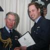 Le prince William reçoit de son père, le prince Charles, ses "ailes" de l'armée de l'Air, au Pays de Galles, le 15 janvier 2010 !