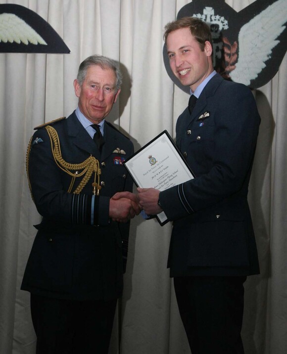 Le prince William reçoit de son père, le prince Charles, ses "ailes" de l'armée de l'Air, au Pays de Galles, le 15 janvier 2010 !