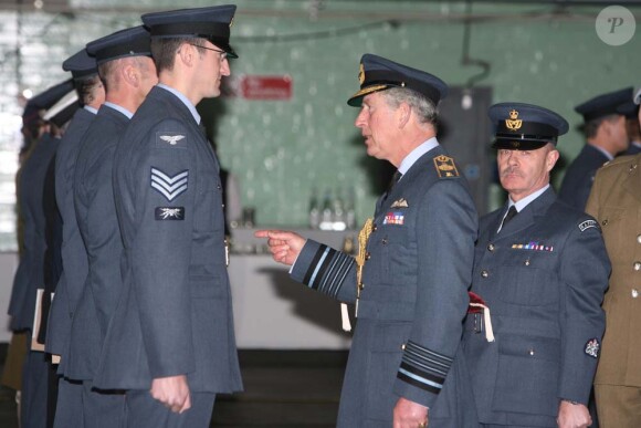 Le prince William reçoit de son père, le prince Charles, ses "ailes" de l'armée de l'Air, au Pays de Galles, le 15 janvier 2010 !