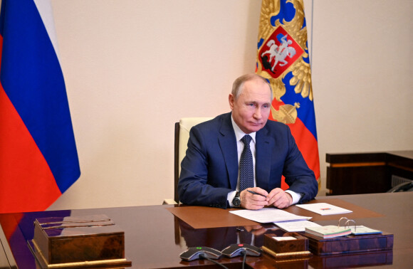 Le président russe Vladimir Poutine participe à une cérémonie pour hisser un drapeau national russe à bord du ferry du maréchal Rokossovsky via une liaison vidéo depuis la résidence de Novo-Ogaryovo à Moscou, Russie, le 4 mars 2022. © Andrei Gorshkov/Tass/Bestimage 