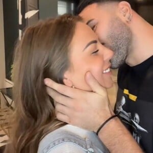 Adil Rami en couple avec Léna, vue dans "Les Marseillais" ou "Les Princes de l'amour"