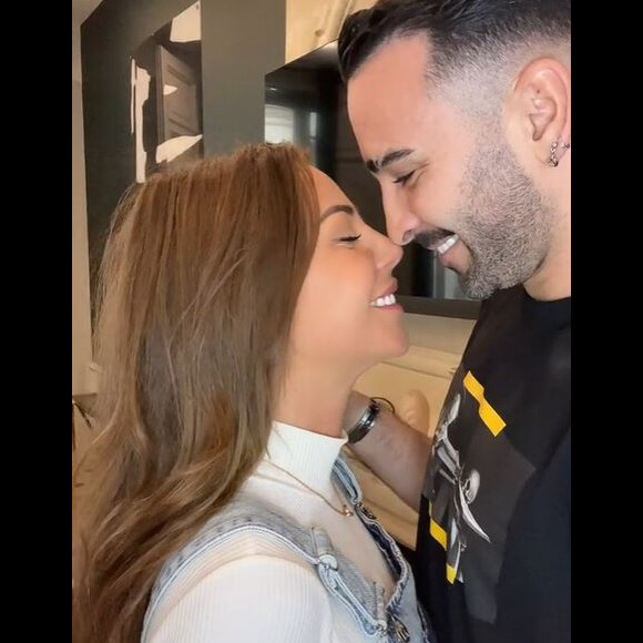 Adil Rami en couple avec Léna, vue dans "Les Marseillais" ou "Les Princes de l'amour"