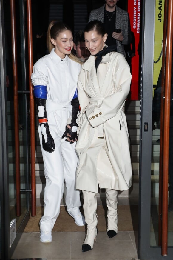 Gigi et Bella Hadid à Paris pendant la fashion week le 1er mars 2019.