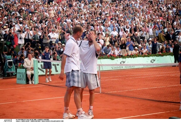 Andre Agassi et Andreï Medvedev en finale à Roland-Garros en 1999.