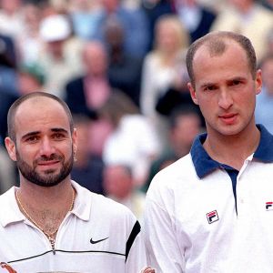 Andre Agassi et Andreï Medvedev en finale à Roland-Garros.