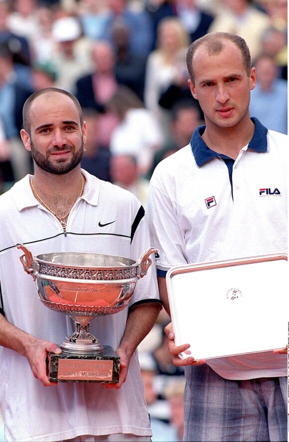 Andre Agassi et Andreï Medvedev en finale à Roland-Garros.