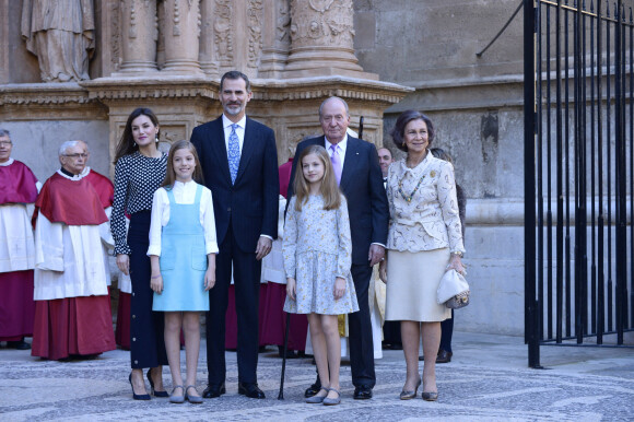 Le roi Juan Carlos Ier, Le roi Felipe VI d'Espagne, La reine Letizia d'Espagne, les princesses Leonor et Sofia de Bourbon et la reine Sofia - La famille royale d'Espagne arrive à l'église pour célèbrer le dimanche de Pâques à Palma de Majorque le 1er avril 2018 