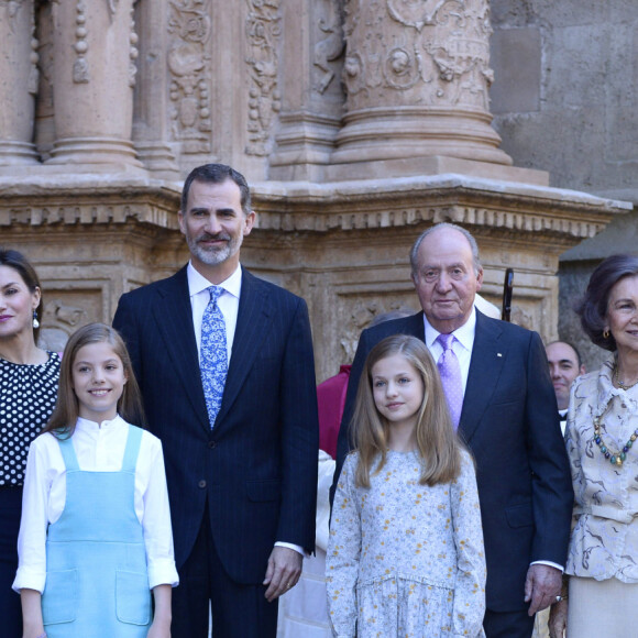 Le roi Juan Carlos Ier, Le roi Felipe VI d'Espagne, La reine Letizia d'Espagne, les princesses Leonor et Sofia de Bourbon et la reine Sofia - La famille royale d'Espagne arrive à l'église pour célèbrer le dimanche de Pâques à Palma de Majorque le 1er avril 2018 