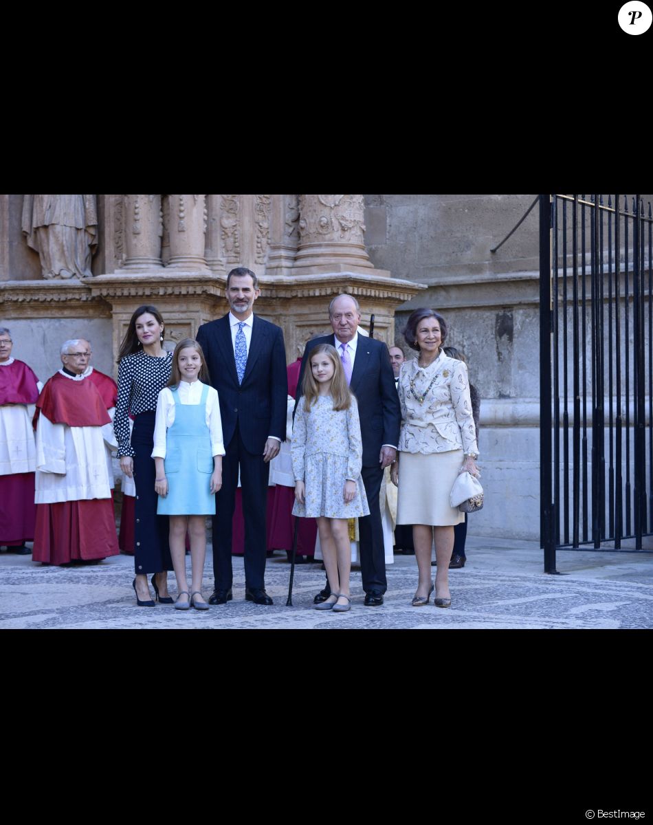 Le roi Juan Carlos Ier, Le roi Felipe VI d'Espagne, La reine Letizia d'Espagne, les princesses Leonor et Sofia de Bourbon et la reine Sofia - La famille royale d'Espagne arrive à l'église pour célèbrer le dimanche de Pâques à Palma de Majorque le 1er avril 2018