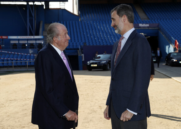 Le roi Felipe VI d'Espagne fête son 50ème anniversaire le 30 janvier 2018 Le roi Felipe VI d'Espagne et son père Le roi Juan Carlos Ier au stade Vicente Calderon à Madrid le 12 juin 2017 