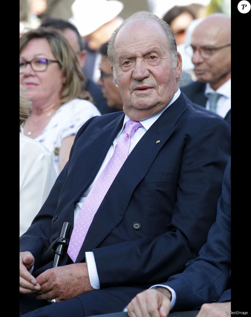 Le roi Felipe VI d'Espagne et son père le roi Juan Carlos lors de la présentation du rapport Cotec au stade Vicente Calderon à Madrid le 12 juin 2017.