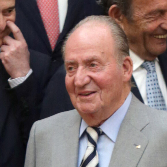 Le roi Felipe VI et son père le roi Juan Carlos d'Espagne participent en présence de Cristina Garmendia à l'assemblée générale des dirigeants de la COTEC à Madrid, le 8 juin 2016. 