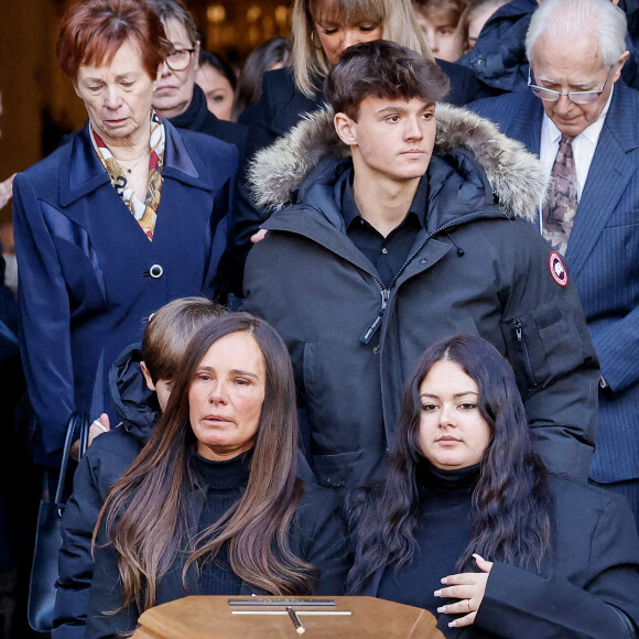 Nathalie Marquay et ses enfants Lou et Tom - La famille de Jean-Pierre Pernaut à la sortie des obsèques en la Basilique Sainte-Clotilde à Paris le 9 mars 2022. © Cyril Moreau/Bestimage