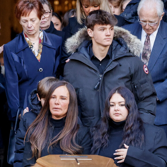 Nathalie Marquay et ses enfants Lou et Tom - La famille de Jean-Pierre Pernaut à la sortie des obsèques en la Basilique Sainte-Clotilde à Paris le 9 mars 2022. © Cyril Moreau/Bestimage