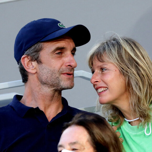 Karin Viard et son compagnon Manuel Herrero dans les tribunes des Internationaux de France de Roland Garros à Paris le 11 juin 2021. © Dominique Jacovides / Bestimage 