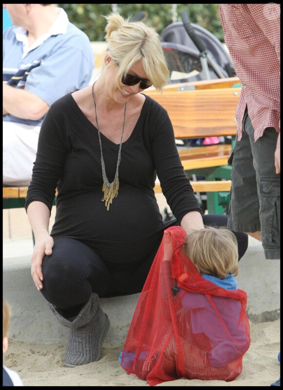 Jenna Elfman, très enceinte de son deuxième enfant, accompagne son petit Story au parc, le samedi 16 janvier 2010.