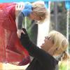 Jenna Elfman, très enceinte de son deuxième enfant, accompagne son petit Story au parc, le samedi 16 janvier 2010.