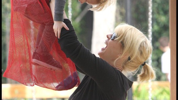 Jenna Elfman : Au bord de l'accouchement... Elle s'éclate avec son petit bonhomme !